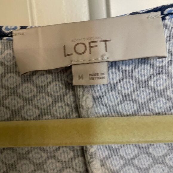 🔷 LOFT Blue Floral Geometric Scoop Neck Top – Size M - Picture 3 of 3